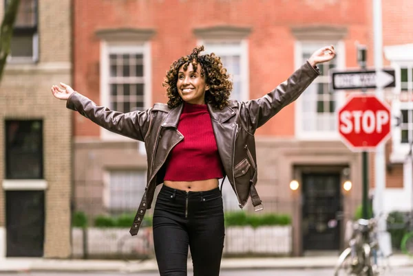 Glückliche Afrikanisch Amerikanische Frau Lächelnd Schöne Junge Frau Spazieren Gehen — Stockfoto