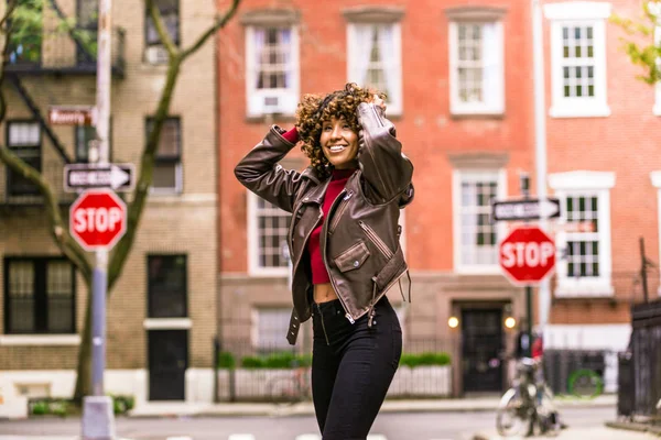 Lycklig Afroamerikanska Kvinna Leende Vacker Ung Femal Promenader Och Kul — Stockfoto