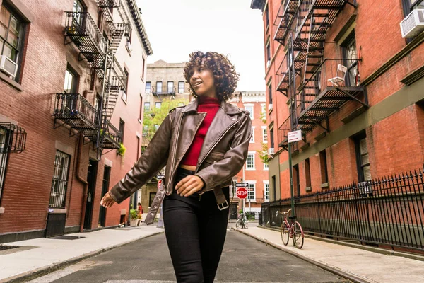 Feliz Mujer Afroamericana Sonriendo Hermosa Joven Femal Caminando Divirtiéndose Ciudad — Foto de Stock