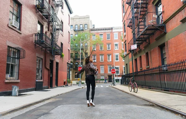 Gülümseyerek mutlu bir Afrikalı-Amerikalı kadın. Güzel genç kadın yürüyüş ve New York'ta eğleniyor