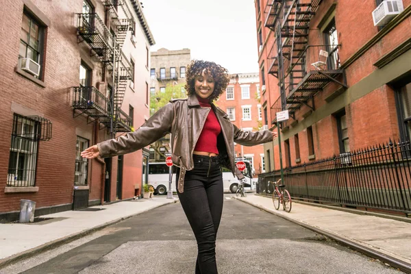 Счастливая Американка Африки Улыбается Молодые Женщины Гуляют Веселятся Нью Йорке — стоковое фото
