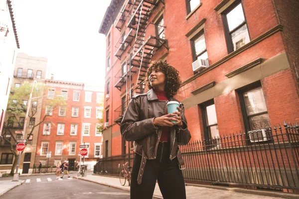 快乐的非洲裔美国女人微笑 美丽的年轻女性步行和有乐趣在纽约市 — 图库照片
