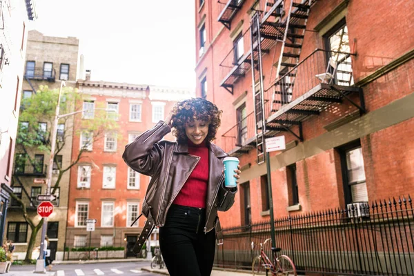 Feliz Mujer Afroamericana Sonriendo Hermosa Joven Femal Caminando Divirtiéndose Ciudad —  Fotos de Stock