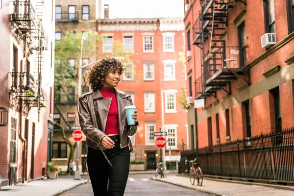 Feliz Mulher Afro Americana Sorrir Bela Jovem Fêmea Andando Divertindo — Fotografia de Stock