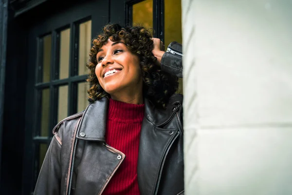 Feliz Mujer Afroamericana Sonriendo Hermosa Joven Femal Caminando Divirtiéndose Ciudad — Foto de Stock