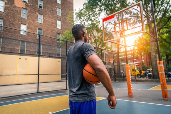 Jugador Baloncesto Afroamericano Entrenando Una Cancha Nueva York Hombre Deportivo —  Fotos de Stock