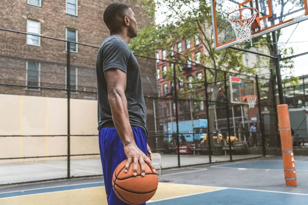 Jugador Baloncesto Afroamericano Entrenando Una Cancha Nueva York Hombre Deportivo — Foto de Stock