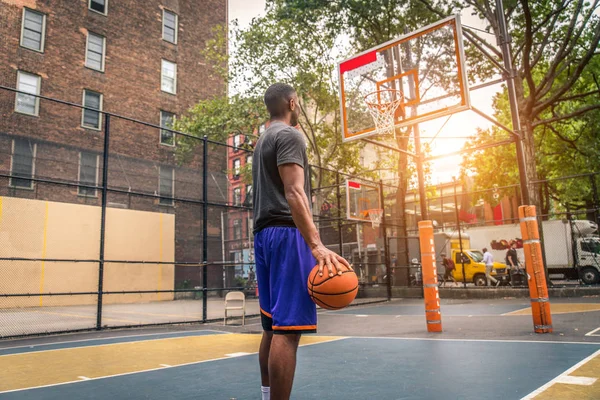 Afro American Basketbalový Hráč Trénink Hřišti New Yorku Sportive Muž — Stock fotografie