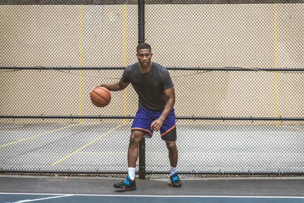New York - sportif adam sepeti açık havada oyun sahasında eğitim Afro-Amerikan basketbol oyuncusu