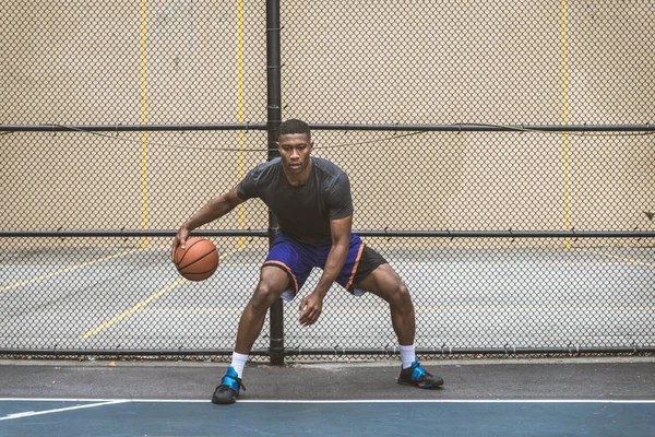New York - sportif adam sepeti açık havada oyun sahasında eğitim Afro-Amerikan basketbol oyuncusu