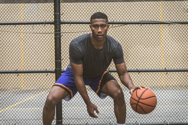 New York - sportif adam sepeti açık havada oyun sahasında eğitim Afro-Amerikan basketbol oyuncusu