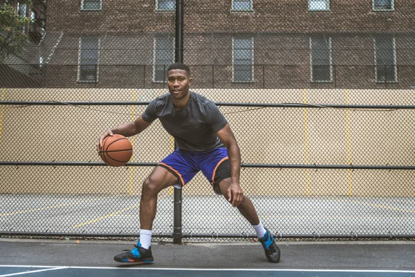 Jogador Basquete Afro Americano Treinando Uma Quadra Nova York Homem — Fotografia de Stock