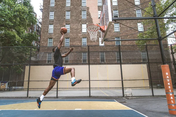 New York - sportif adam sepeti açık havada oyun sahasında eğitim Afro-Amerikan basketbol oyuncusu