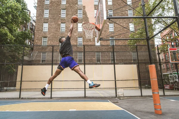 Jugador Baloncesto Afroamericano Entrenando Una Cancha Nueva York Hombre Deportivo —  Fotos de Stock