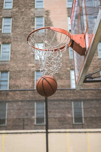 なしでマンハッタンのバスケット ボール コート — ストック写真