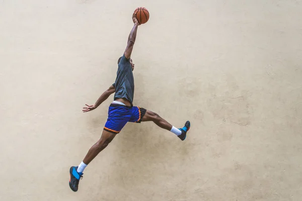 Jugador Baloncesto Afroamericano Entrenando Una Cancha Nueva York Hombre Deportivo —  Fotos de Stock