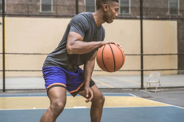 Jogador Basquete Afro Americano Treinando Uma Quadra Nova York Homem — Fotografia de Stock