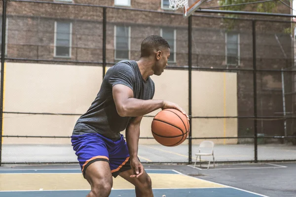 トレーニング バスケット アウトドア しゃみせん 陽気なニューヨークの裁判所がアフリカ系アメリカ人のバスケット ボール選手 — ストック写真