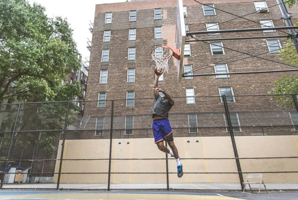 Afro Amerikaanse Basketballer Training Een Rechtbank New York Sportieve Man — Stockfoto