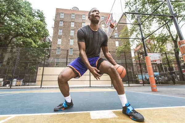 Jogador Basquete Afro Americano Treinando Uma Quadra Nova York Homem — Fotografia de Stock