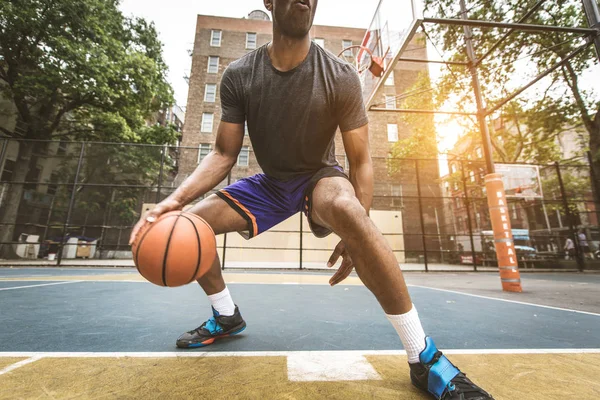Jugador Baloncesto Afroamericano Entrenando Una Cancha Nueva York Hombre Deportivo —  Fotos de Stock