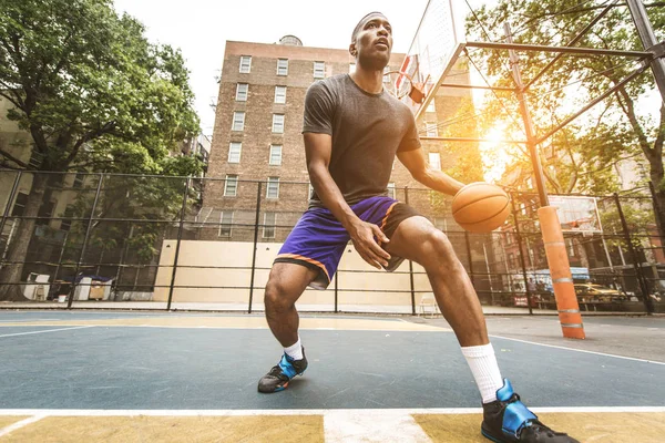 Jugador Baloncesto Afroamericano Entrenando Una Cancha Nueva York Hombre Deportivo — Foto de Stock