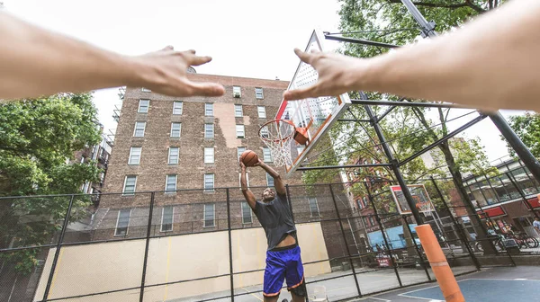 Jugador Baloncesto Afroamericano Entrenando Una Cancha Nueva York Hombre Deportivo —  Fotos de Stock