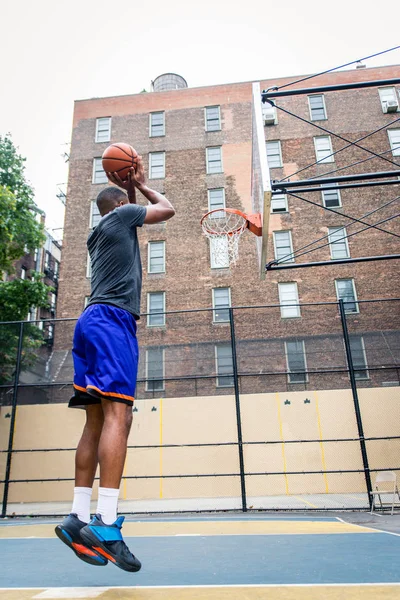 Afro Amerykański Koszykarz Szkolenia Sąd Nowym Jorku Sprawny Człowiek Kosz — Zdjęcie stockowe