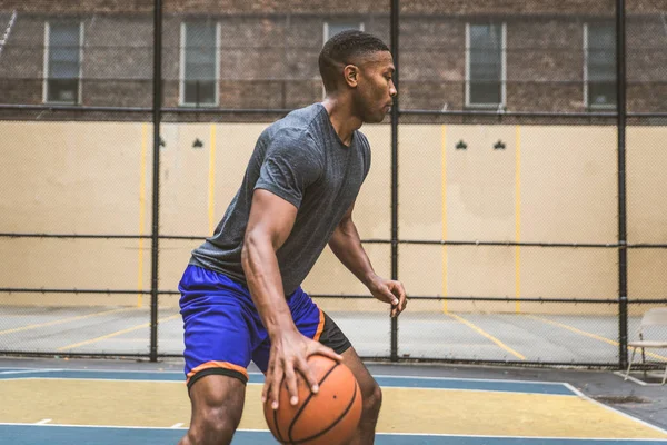 Jugador Baloncesto Afroamericano Entrenando Una Cancha Nueva York Hombre Deportivo — Foto de Stock