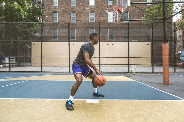 Jugador Baloncesto Afroamericano Entrenando Una Cancha Nueva York Hombre Deportivo — Foto de Stock