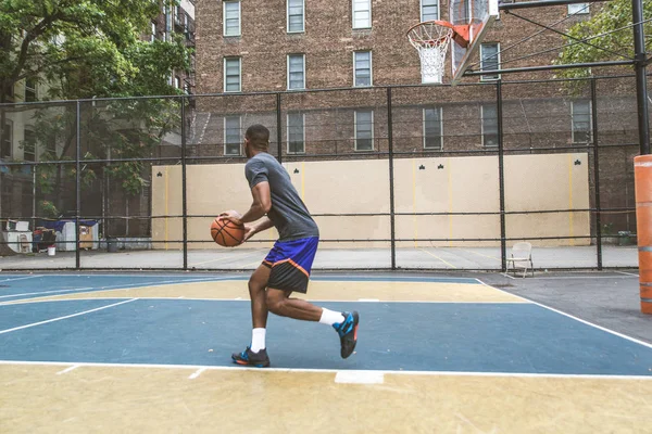 Afro Amerykański Koszykarz Szkolenia Sąd Nowym Jorku Sprawny Człowiek Kosz — Zdjęcie stockowe