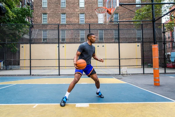 Jogador Basquete Afro Americano Treinando Uma Quadra Nova York Homem — Fotografia de Stock