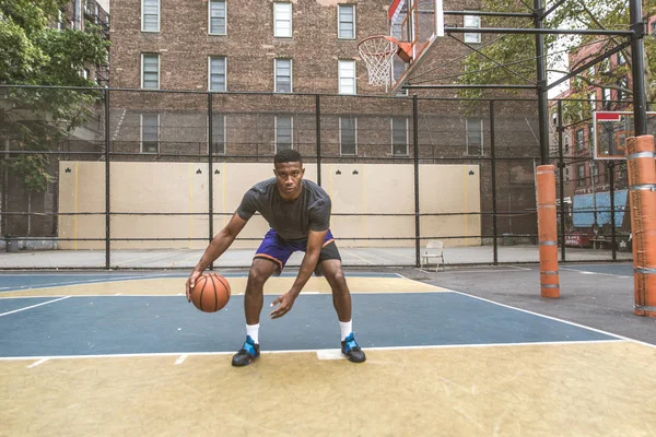 Jugador Baloncesto Afroamericano Entrenando Una Cancha Nueva York Hombre Deportivo —  Fotos de Stock