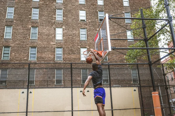Jogador Basquete Afro Americano Treinando Uma Quadra Nova York Homem — Fotografia de Stock
