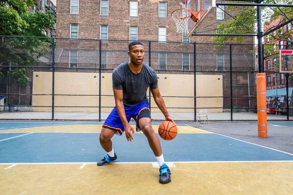 New York - sportif adam sepeti açık havada oyun sahasında eğitim Afro-Amerikan basketbol oyuncusu