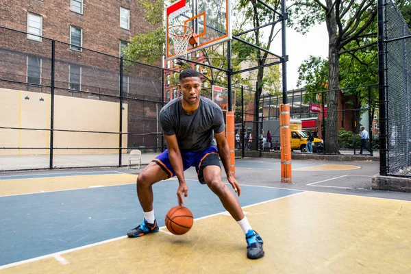 Jugador Baloncesto Afroamericano Entrenando Una Cancha Nueva York Hombre Deportivo — Foto de Stock