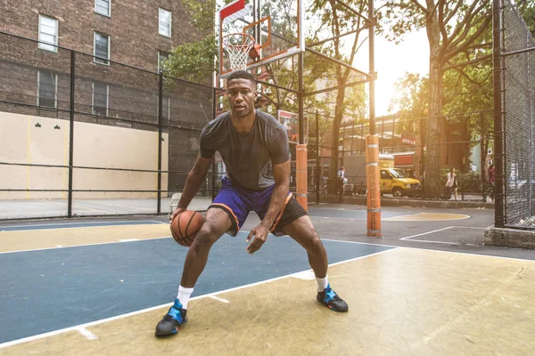 Jugador Baloncesto Afroamericano Entrenando Una Cancha Nueva York Hombre Deportivo — Foto de Stock