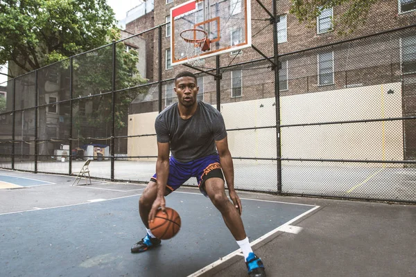 Афро Американский Баскетболист Тренируется Корте Нью Йорке Спортивный Человек Играет — стоковое фото