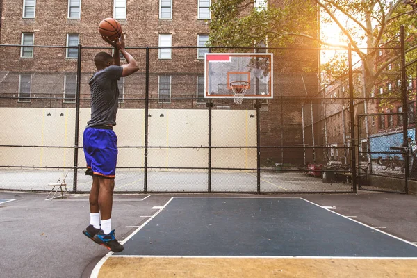 Jugador Baloncesto Afroamericano Entrenando Una Cancha Nueva York Hombre Deportivo — Foto de Stock