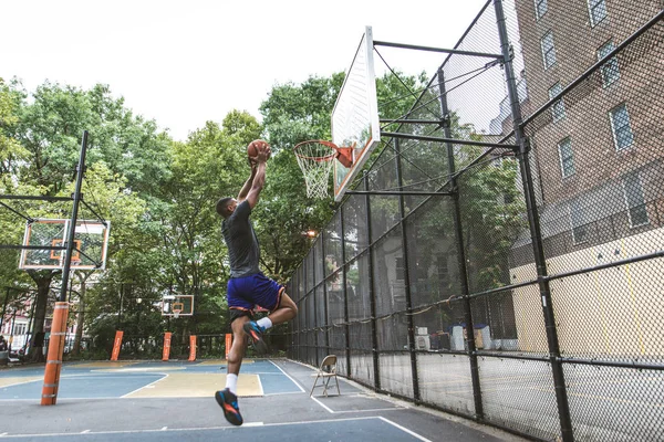 Jugador Baloncesto Afroamericano Entrenando Una Cancha Nueva York Hombre Deportivo — Foto de Stock