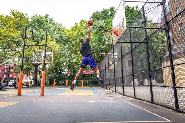 Afro American Basketbalový Hráč Trénink Hřišti New Yorku Sportive Muž — Stock fotografie