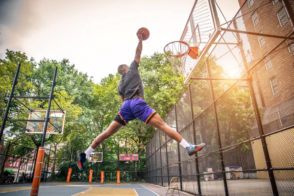 Jugador Baloncesto Afroamericano Entrenando Una Cancha Nueva York Hombre Deportivo —  Fotos de Stock