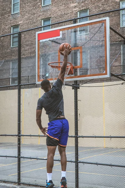 Jogador Basquete Afro Americano Treinando Uma Quadra Nova York Homem — Fotografia de Stock