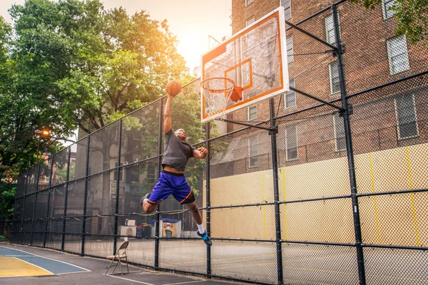 Jugador Baloncesto Afroamericano Entrenando Una Cancha Nueva York Hombre Deportivo —  Fotos de Stock