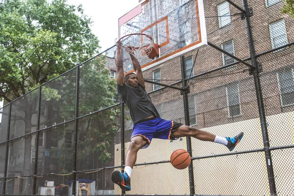 トレーニング バスケット アウトドア しゃみせん 陽気なニューヨークの裁判所がアフリカ系アメリカ人のバスケット ボール選手 — ストック写真