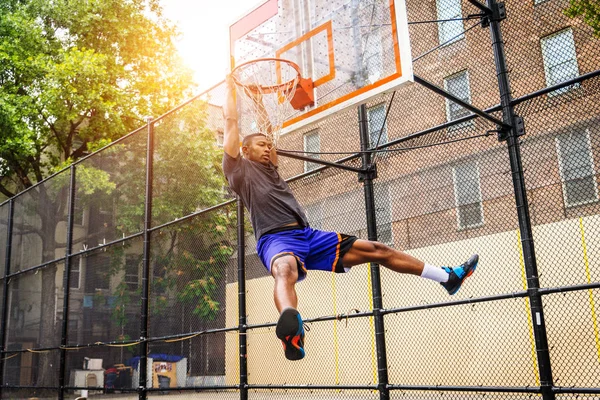 Jugador Baloncesto Afroamericano Entrenando Una Cancha Nueva York Hombre Deportivo — Foto de Stock