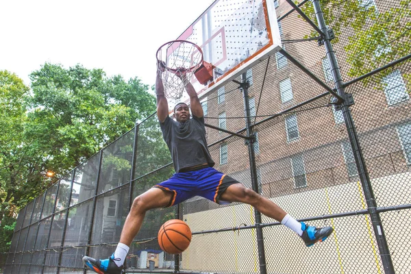 Afro American Basketbalový Hráč Trénink Hřišti New Yorku Sportive Muž — Stock fotografie