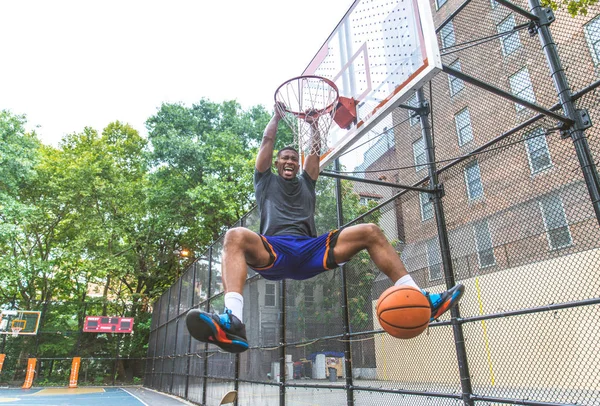Заняття Суді Нью Йорку Спортивний Людина Граючи Відкритому Повітрі Кошик — стокове фото