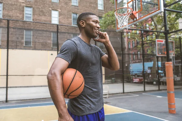 Jugador Baloncesto Afroamericano Entrenando Una Cancha Nueva York Hombre Deportivo — Foto de Stock