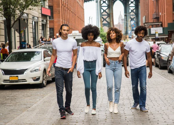 Ομάδα Φίλων Afroamerican Συγκόλληση Στο Μανχάταν Της Νέας Υόρκης Νεαροί — Φωτογραφία Αρχείου
